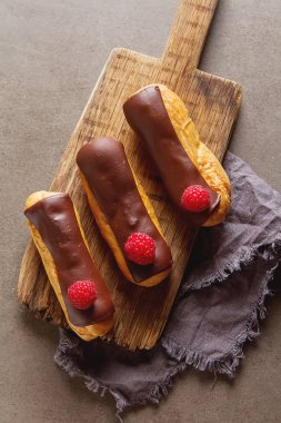 Geleneksel Fransız tatlı. Pasta çikolata sosu ve törpülemek