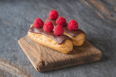 Geleneksel Fransız tatlı. Pasta çikolata sosu ve törpülemek
