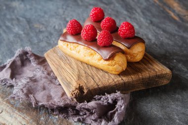 Geleneksel Fransız tatlı. Pasta çikolata sosu ve törpülemek