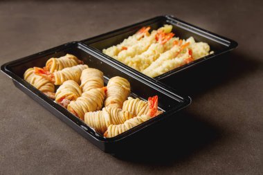 Kızarmış karides, tatlı biber sosu ve pirzola ile servis ile rulo