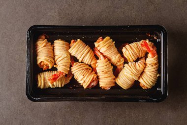 Kızarmış karides, tatlı biber sosu ve pirzola ile servis ile rulo