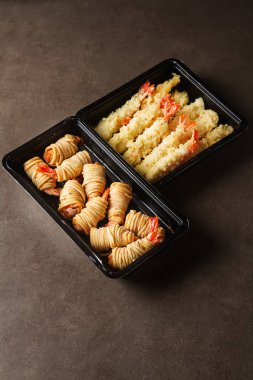 Kızarmış karides, tatlı biber sosu ve pirzola ile servis ile rulo