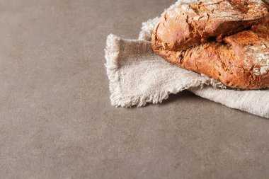 Taze ev yapımı Fransız siyah ekmek. Koyu arka plan.