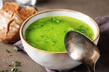 Ev yapımı ekmek ile bezelye çorbası. Koyu arka plan.