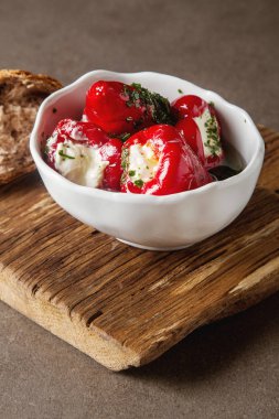 Yumuşak peynir ile antipasti meze tatlı kiraz biber dolması