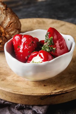 Yumuşak peynir ile antipasti meze tatlı kiraz biber dolması