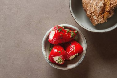 Yumuşak peynir ile antipasti meze tatlı kiraz biber dolması