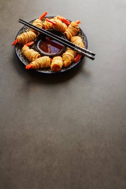 Kızarmış karides, tatlı biber sosu ve pirzola ile servis ile rulo