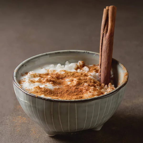 Traditionell risgrynsgröt med kanel. Mörk bakgrund. Välsmakande en — Stockfoto