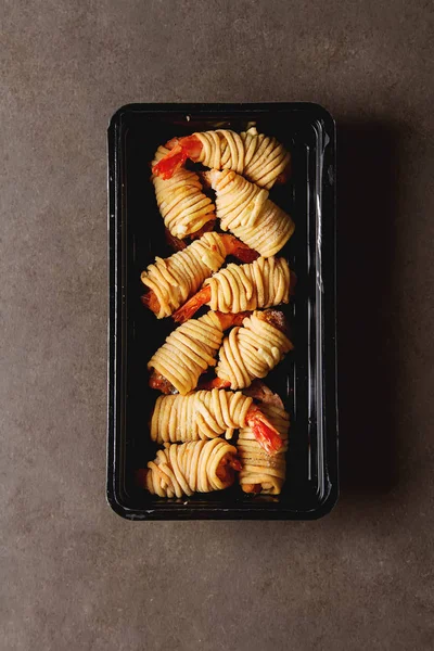 Kızarmış karides, tatlı biber sosu ve pirzola ile servis ile rulo