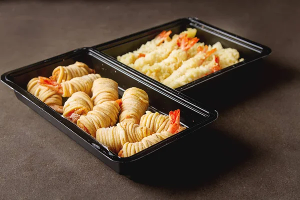 Kızarmış karides, tatlı biber sosu ve pirzola ile servis ile rulo