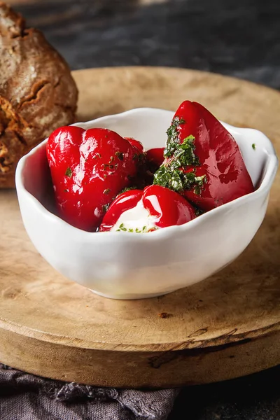 Yumuşak peynir ile antipasti meze tatlı kiraz biber dolması