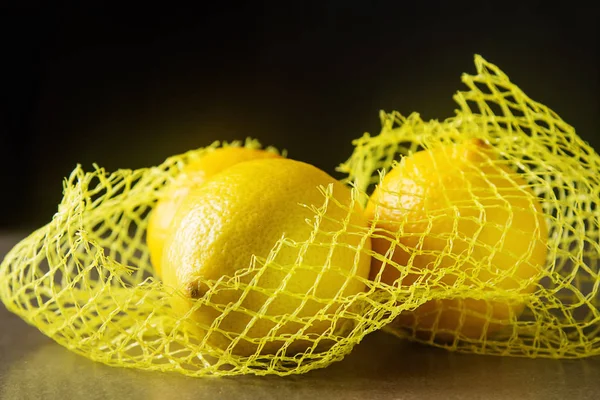 Желтый лимон. Темный каменный фон . — стоковое фото