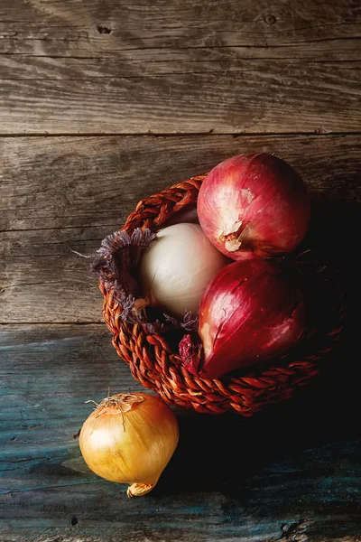 Onions of different varieties and colors. Dark gray background. — Stock Photo, Image