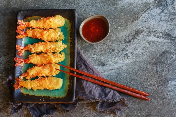 Kızarmış karides, tatlı biber sosu ve pirzola ile servis ile rulo