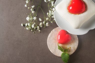 Keyifli, lüks mousse kek formu kalbinde. Valentine'nın Da