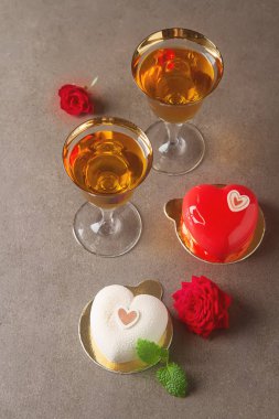 Keyifli, lüks mousse kek formu kalbinde. Valentine'nın Da