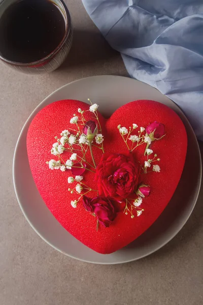 Delightful, luxury mousse cake in the form heart. Valentine's Da — Stock Photo, Image