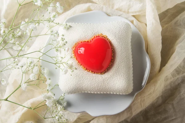 フォーム中心に楽しい、贅沢なムースケーキ。バレンタインのダ — ストック写真