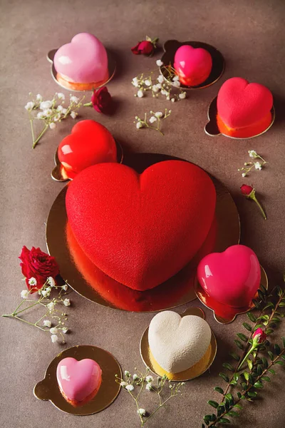 Delicioso pastel de mousse de lujo en el corazón de la forma. San Valentín Da — Foto de Stock