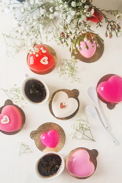 Entzückender, luxuriöser Moussekuchen in Herzform. Valentinstag — Stockfoto