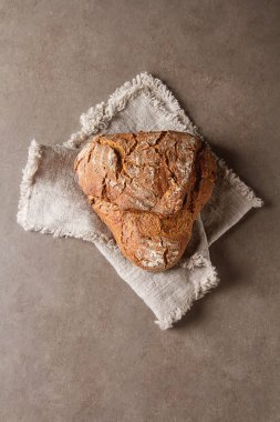 Taze ev yapımı Fransız siyah ekmek. Koyu arka plan.