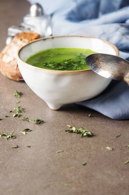 Ev yapımı ekmek ile bezelye çorbası. Koyu arka plan.