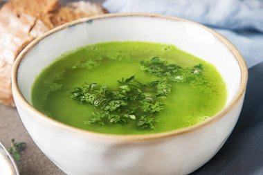 Ev yapımı ekmek ile bezelye çorbası. Koyu arka plan.