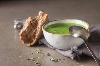 Ev yapımı ekmek ile bezelye çorbası. Koyu arka plan.