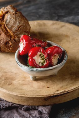 Yumuşak peynir ile antipasti meze tatlı kiraz biber dolması