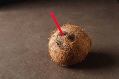 Hindistan cevizi sütü bardak serinletici yaz. Koyu arka plan.