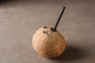 Hindistan cevizi sütü bardak serinletici yaz. Koyu arka plan.