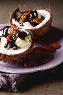 Meyve salatası ile Hindistan cevizi, muz, yogurka sıcak karanlık ile drizzled