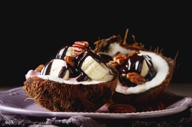 Meyve salatası ile Hindistan cevizi, muz, yogurka sıcak karanlık ile drizzled