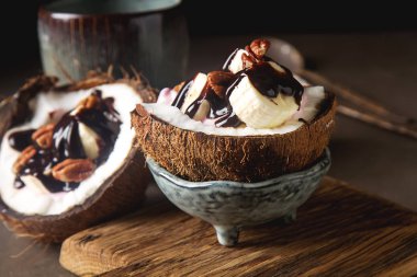 Meyve salatası ile Hindistan cevizi, muz, yogurka sıcak karanlık ile drizzled