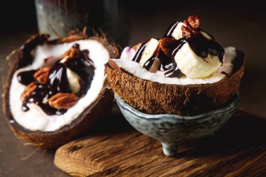 Meyve salatası ile Hindistan cevizi, muz, yogurka sıcak karanlık ile drizzled