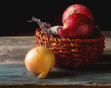 Soğan farklı çeşitleri ve renkler. Koyu gri arka plan.