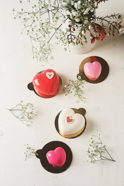 Keyifli, lüks mousse kek formu kalbinde. Valentine'nın Da