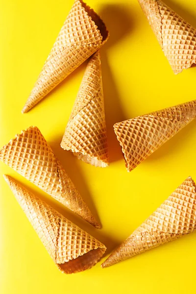 Um simples cone de gelado. Fundo amarelo. Espaço para SMS. Topo vi — Fotografia de Stock