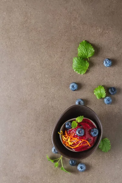 Frysta röda sorbet, bär glass i en blå kopp med mynta och b — Stockfoto