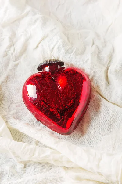 Glass red heart to the Valentine's day. light background. Top vi — Stock Photo, Image