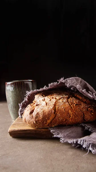刚出炉的法国黑面包。黑暗的背景. — 图库照片