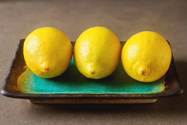 Matura, limone giallo. Scuro sfondo di pietra . — Foto Stock