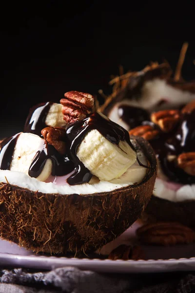 Obstsalat mit Kokosnuss, Banane, Jogurka mit heißem Dunkel beträufelt — Stockfoto