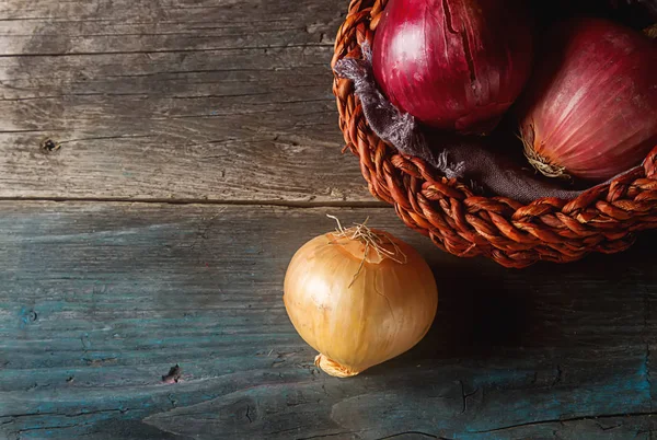 Cebolas de diferentes variedades e cores. Fundo cinza escuro . — Fotografia de Stock