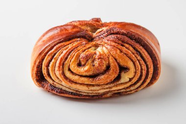 Taze tatlı ev yapımı tarçın rulo. Svedish mutfağı. Hafif ahşap