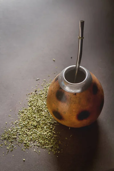 Traditionella sydamerikanska yerba mate te i calabash cirkeln — Stockfoto