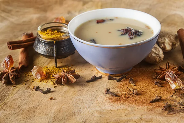 Traditioneller indischer Masala-Tee in Keramiktasse mit Gewürzen zur Milch — Stockfoto