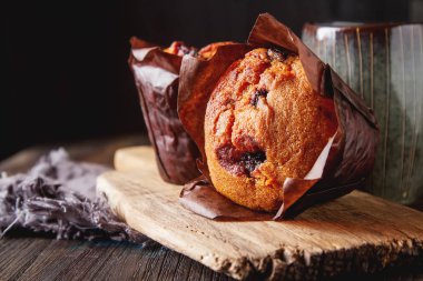 Yaban mersinli çörek ve taze çilek. Lezzetli tatlı. Hafif Kahvaltı