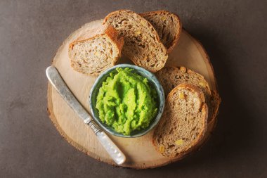 Baget yeşil bezelye püresi ve nane ile. Koyu arka plan. Seçileceği yer